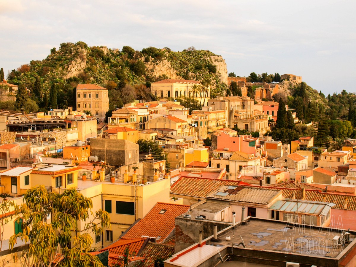Taormina i jej największe atrakcje. Widok z tarasu hostelu Taormina