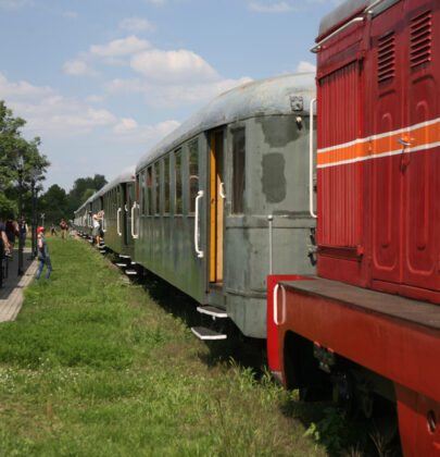Wycieczki pociągiem w okolice Warszawy