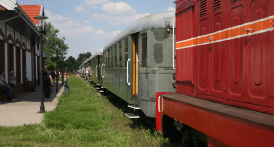 Wycieczki pociągiem w okolice Warszawy
