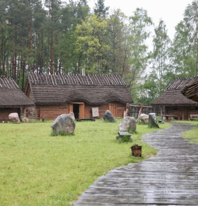 Sławutowo: słowiańska osada średniowieczna – edukacyjna wioska szczęścia