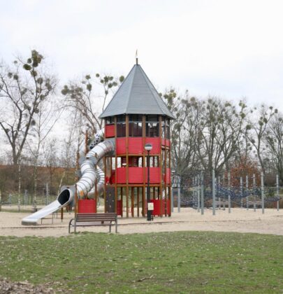 Kępa Potocka: plac zabaw w cieniu i drugi, dla wyczynowców.